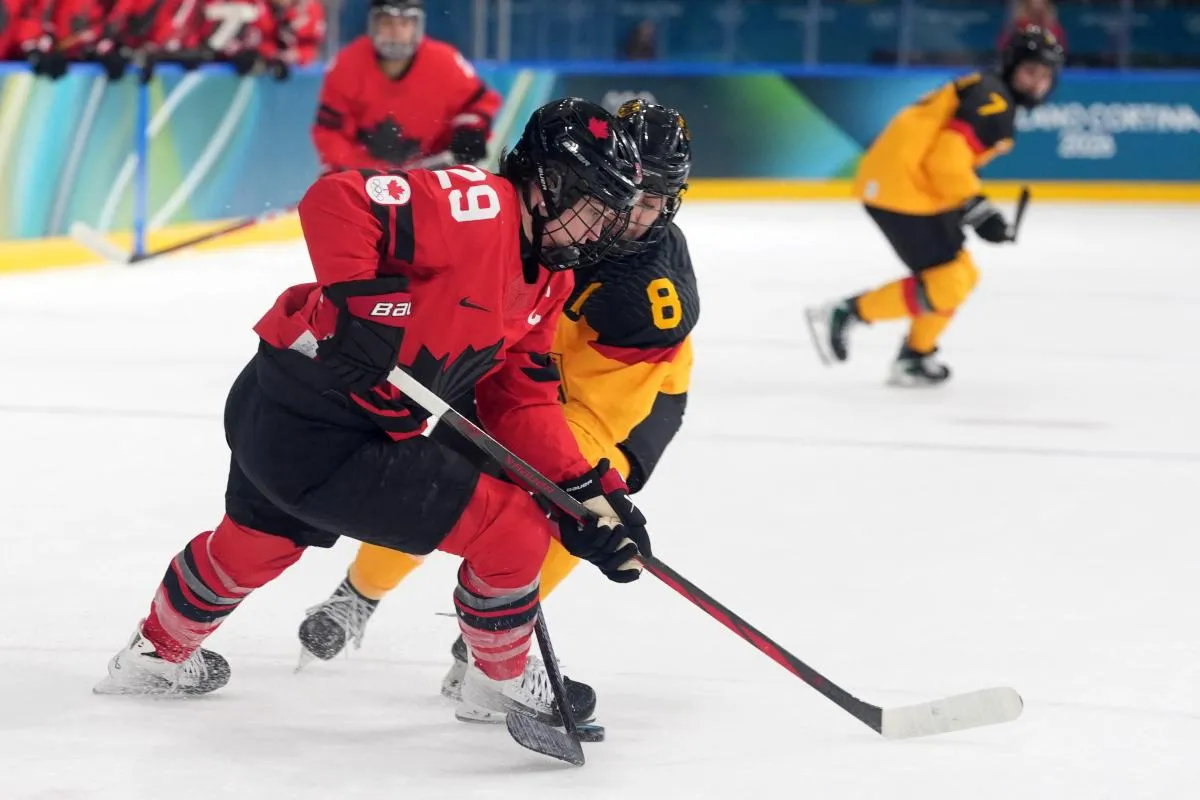 Marie-Philip Poulin (Canada) en action face &agrave; Ronja Hark (Allemagne) lors d'un quart de finale f&eacute;minin de hockey sur glace pendant les Jeux olympiques d'hiver Milano Cortina 2026 &agrave; la Milano Rho Ice Hockey Arena.