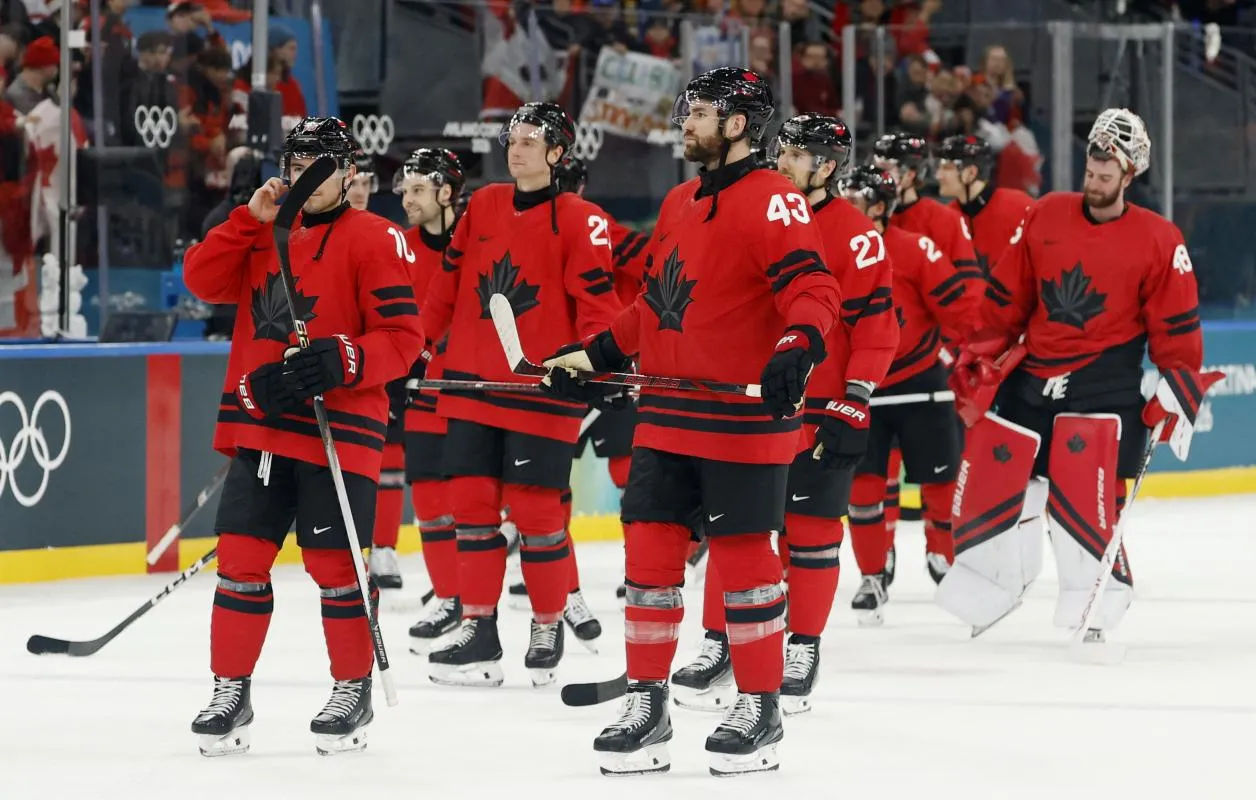 Les joueurs canadiens c&eacute;l&egrave;brent leur victoire contre la Suisse lors du match de hockey sur glace masculin du groupe A des Jeux olympiques d'hiver de Milan-Cortina 2026 &agrave; la patinoire de Milan-Santagiulia.
