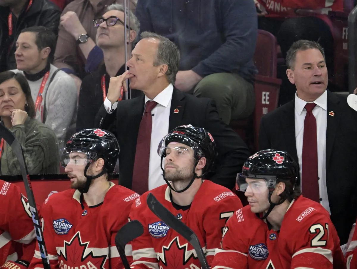 L'entra&icirc;neur-chef de l'&eacute;quipe canadienne Jon Cooper lors de la premi&egrave;re p&eacute;riode d'un match de hockey sur glace du tournoi 4 Nations Face-Off contre l'&eacute;quipe am&eacute;ricaine au Centre Bell.