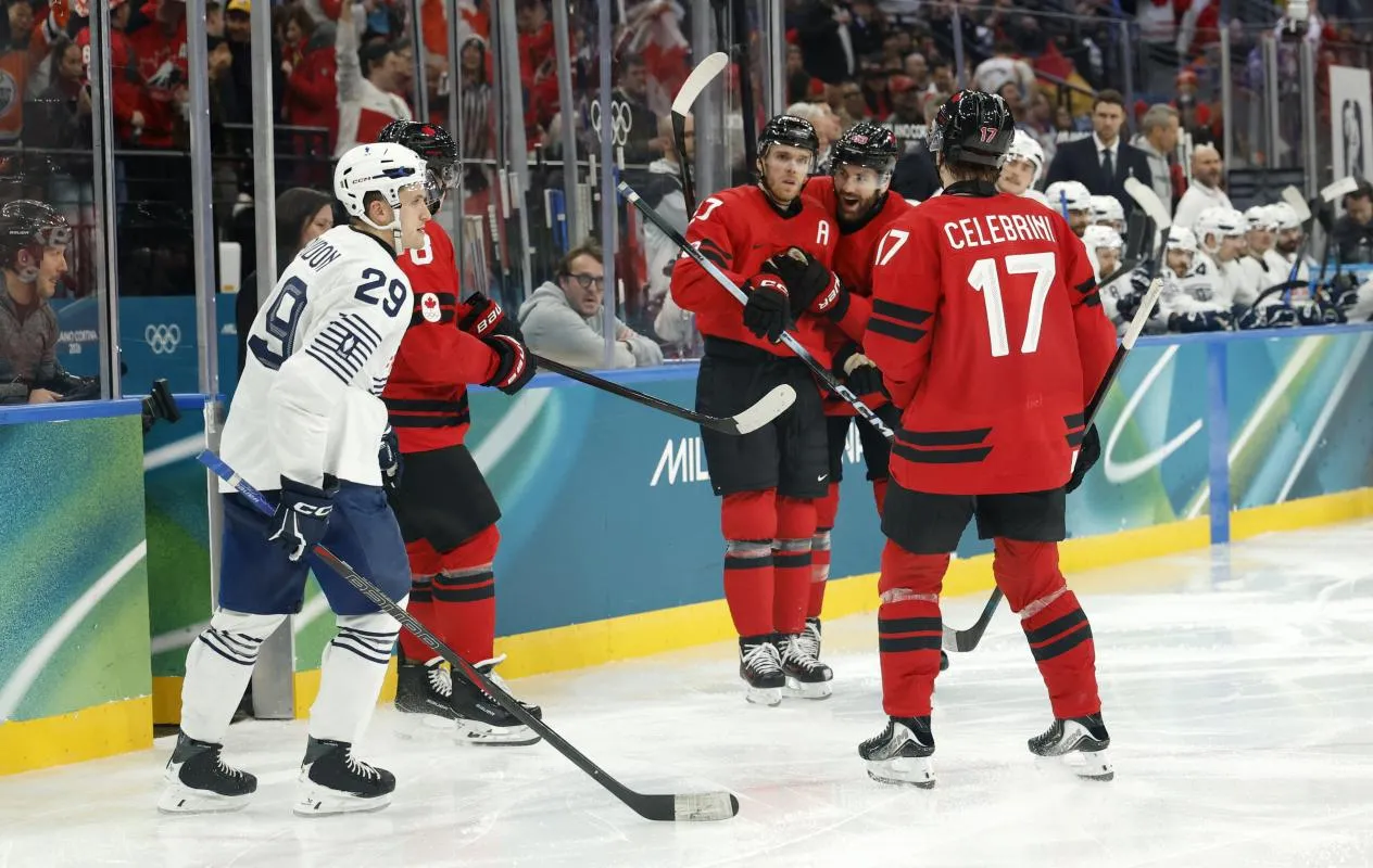 Connor McDavid, du Canada, c&eacute;l&egrave;bre son septi&egrave;me but avec ses co&eacute;quipiers contre la France lors du match de hockey sur glace masculin du groupe A des Jeux olympiques d'hiver de Milan-Cortina 2026, &agrave; la patinoire Milano Santagiulia Ice Hockey Arena.