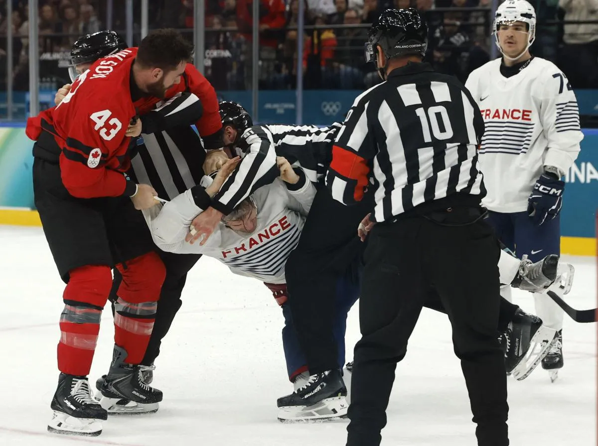 Tom Wilson (Canada) entre en collision avec Pierre Crinon (France) lors d'un match de hockey sur glace masculin du groupe A pendant les Jeux olympiques d'hiver Milano Cortina 2026 &agrave; la Milano Santagiulia Ice Hockey Arena.