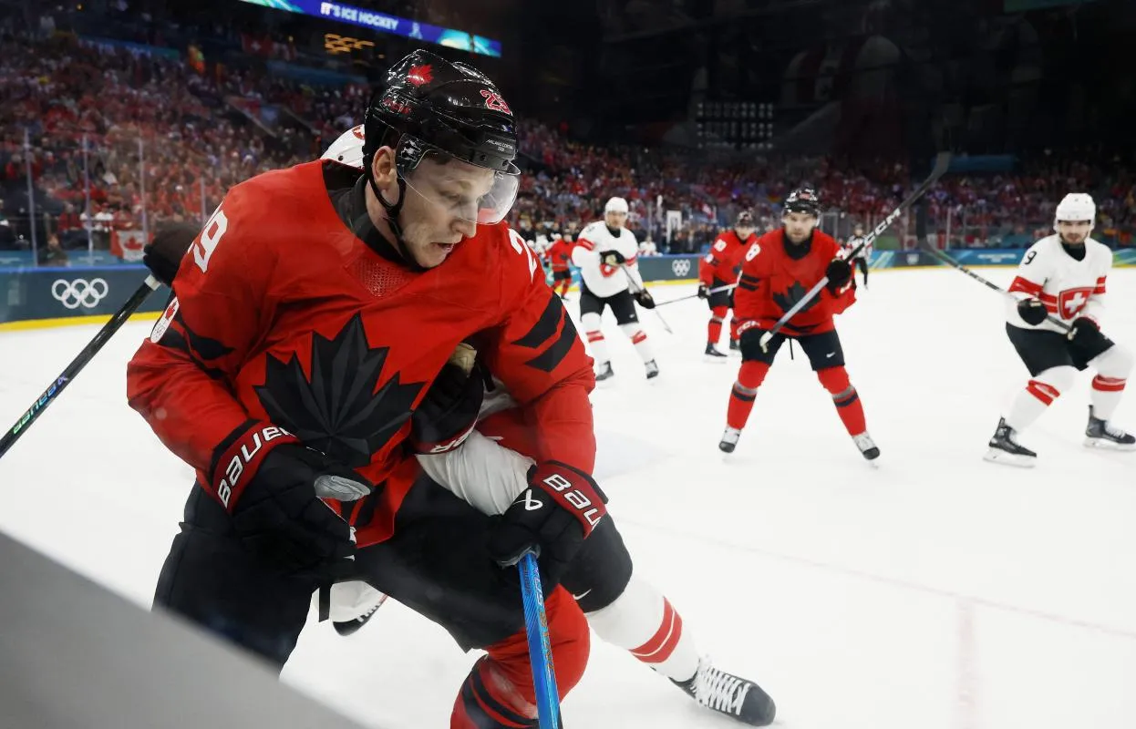 Nathan MacKinnon, du Canada, en action contre la Suisse lors du match de hockey sur glace masculin du groupe A pendant les Jeux olympiques d'hiver de Milan-Cortina 2026, &agrave; la patinoire Milano Santagiulia Ice Hockey Arena.