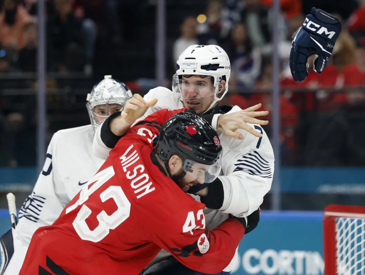 Tom Wilson (Canada) entre en collision avec Pierre Crinon (France) lors d'un match de hockey sur glace masculin du groupe A pendant les Jeux olympiques d'hiver Milano Cortina 2026 &agrave; la Milano Santagiulia Ice Hockey Arena.