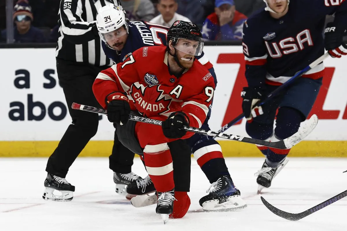 L'attaquant de l'&eacute;quipe canadienne Connor McDavid (97) tire au but lors d'une mise au jeu pendant le match de championnat de hockey sur glace des 4 Nations Face-Off contre les &Eacute;tats-Unis au TD Garden.