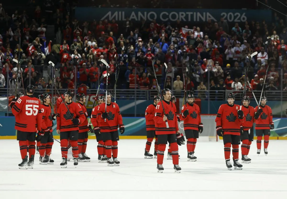 Les joueurs canadiens c&eacute;l&egrave;brent leur victoire apr&egrave;s le match contre la France dans le groupe A du tournoi masculin de hockey sur glace lors des Jeux olympiques d'hiver Milano Cortina 2026 &agrave; la Milano Santagiulia Ice Hockey Arena.