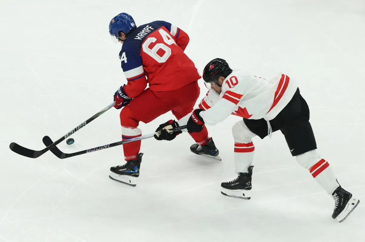David Kampf (R&eacute;publique tch&egrave;que) face &agrave; Nick Suzuki (Canada) lors d'un match de hockey sur glace masculin (Groupe A) des Jeux olympiques d'hiver de Milan-Cortina 2026 &agrave; la patinoire de Milan-Santagiulia.
