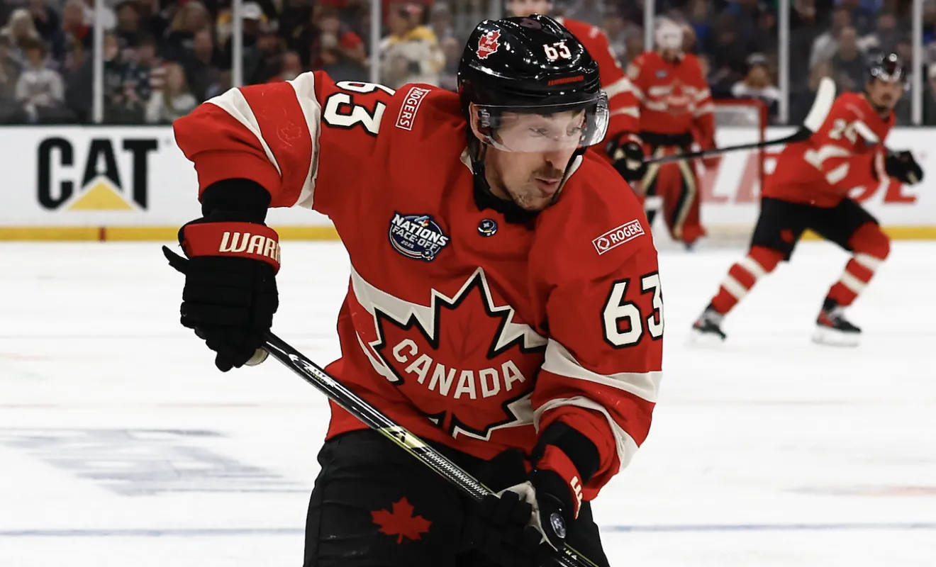 l'attaquant canadien Brad Marchand (63) lors du match de hockey sur glace du championnat 4 Nations Face-Off contre les &Eacute;tats-Unis au TD Garden.
