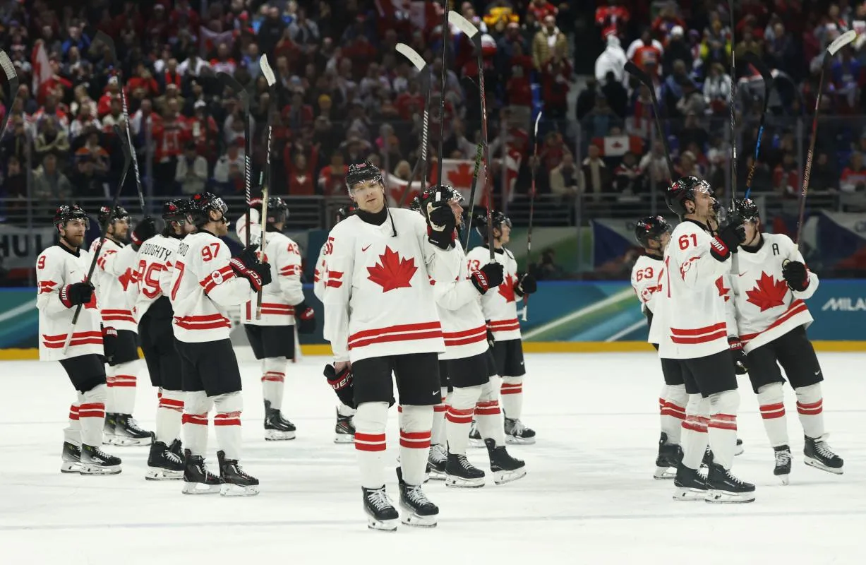 Les joueurs canadiens c&eacute;l&egrave;brent leur victoire contre la Tch&eacute;quie lors d'un match de hockey sur glace masculin du groupe A des Jeux olympiques d'hiver de Milan-Cortina 2026 &agrave; la patinoire de Milan-Santagiulia.