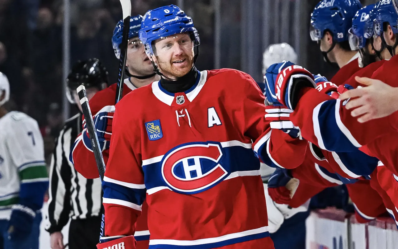 Le d&eacute;fenseur des Canadiens de Montr&eacute;al Mike Matheson (8) c&eacute;l&egrave;bre avec ses co&eacute;quipiers sur le banc son but contre les Canucks de Vancouver lors de la troisi&egrave;me p&eacute;riode au Centre Bell.