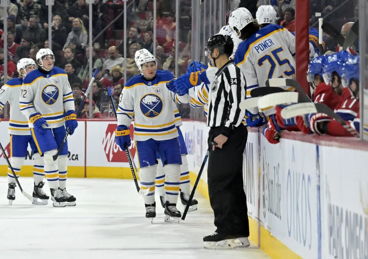 Jeff Skinner (53), attaquant des Sabres de Buffalo, c&eacute;l&egrave;bre avec ses co&eacute;quipiers apr&egrave;s avoir marqu&eacute; un but contre les Canadiens de Montr&eacute;al en deuxi&egrave;me p&eacute;riode au Centre Bell.