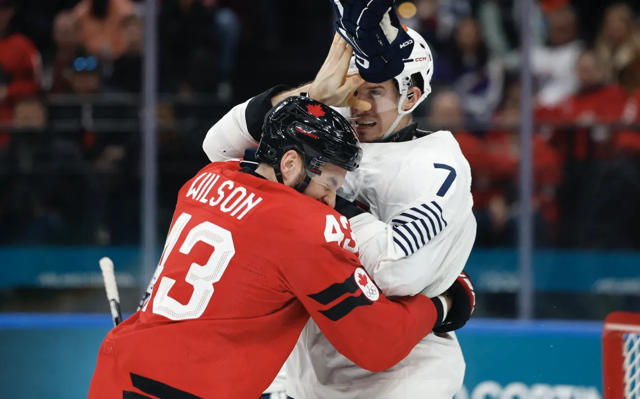 Tom Wilson (Canada) entre en collision avec Pierre Crinon (France) lors d'un match de hockey sur glace masculin du groupe A pendant les Jeux olympiques d'hiver Milano Cortina 2026 &agrave; la Milano Santagiulia Ice Hockey Arena.