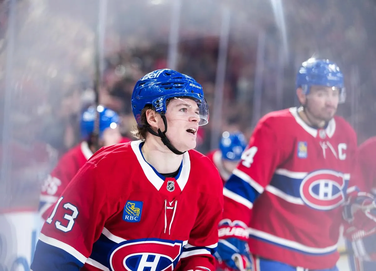 L'attaquant des Canadiens de Montr&eacute;al Cole Caufield (13) c&eacute;l&egrave;bre apr&egrave;s avoir marqu&eacute; un but contre les Golden Knights de Vegas au cours de la deuxi&egrave;me p&eacute;riode au Centre Bell.