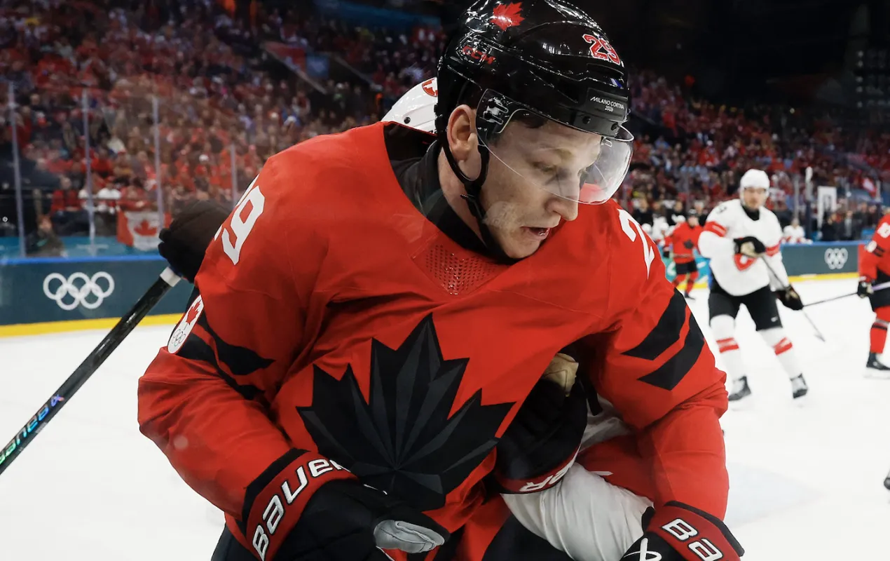 Nathan MacKinnon, du Canada, en action contre la Suisse lors du match de hockey sur glace masculin du groupe A pendant les Jeux olympiques d'hiver de Milan-Cortina 2026, &agrave; la patinoire Milano Santagiulia Ice Hockey Arena.
