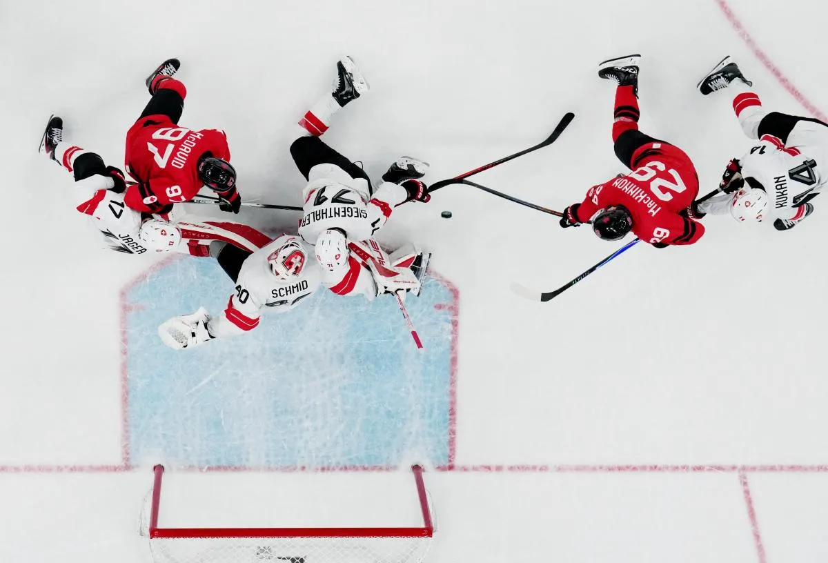 Nathan MacKinnon, du Canada, marque le cinqui&egrave;me but contre la Suisse lors du match de hockey sur glace masculin du groupe A pendant les Jeux olympiques d'hiver de Milan-Cortina 2026 &agrave; la patinoire Milano Santagiulia Ice Hockey Arena.