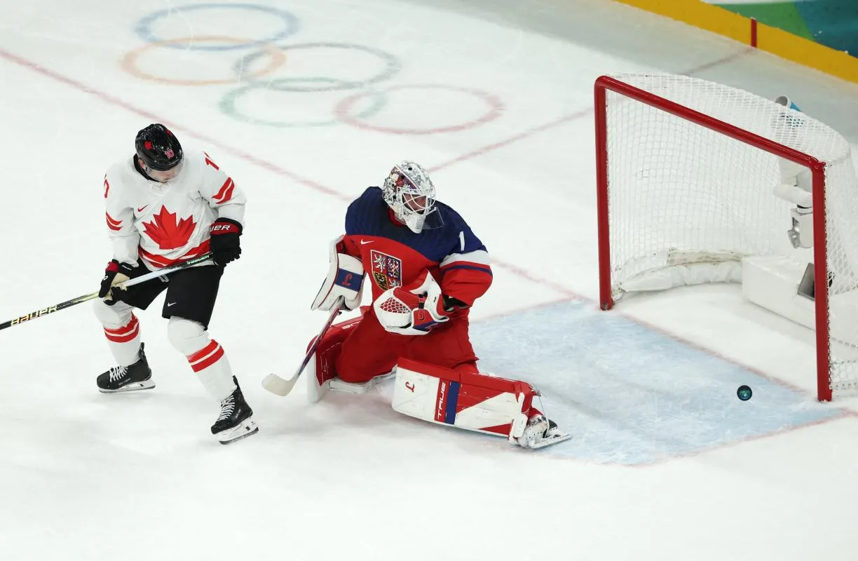 Nick Suzuki (Canada) face &agrave; Lukas Dostal (R&eacute;publique tch&egrave;que) lors d'un match de hockey sur glace masculin (Groupe A) des Jeux olympiques d'hiver de Milan-Cortina 2026 &agrave; la patinoire de Milan-Santagiulia.