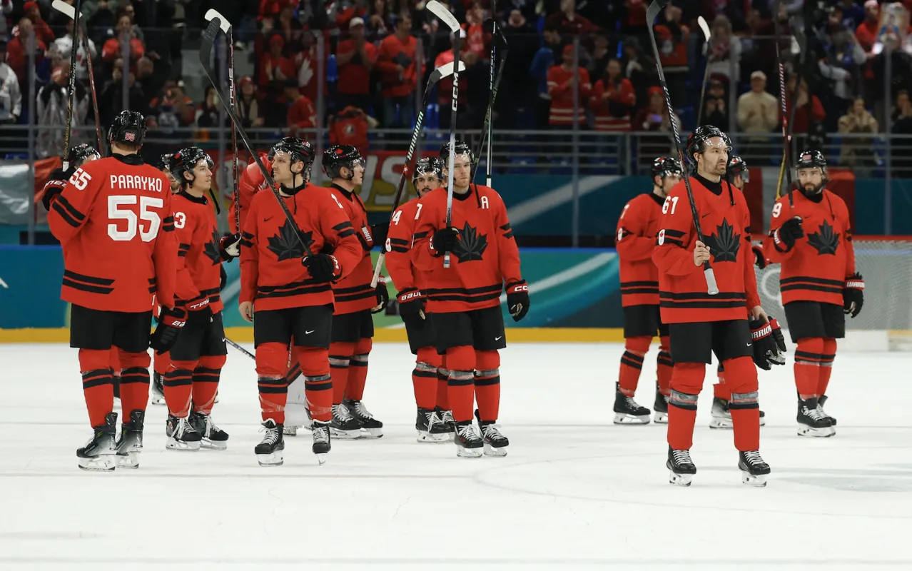 Les joueurs canadiens c&eacute;l&egrave;brent leur victoire apr&egrave;s le match contre la France dans le groupe A du tournoi masculin de hockey sur glace lors des Jeux olympiques d'hiver Milano Cortina 2026 &agrave; la Milano Santagiulia Ice Hockey Arena.