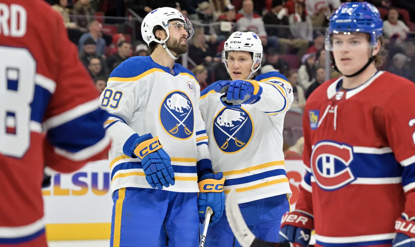 L'attaquant des Buffalo Sabres Jeff Skinner (53) et son co&eacute;quipier Alex Tuch (89) se pr&eacute;parent pour une mise au jeu contre les Canadiens de Montr&eacute;al lors de la premi&egrave;re p&eacute;riode au Centre Bell.