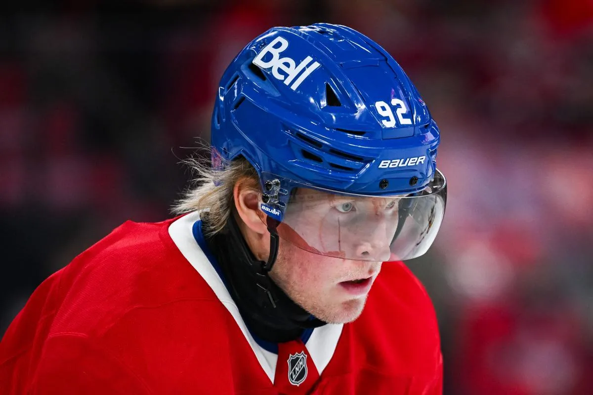 L'ailier droit des Canadiens de Montr&eacute;al, Patrik Laine (92), observe le match contre les Predators de Nashville pendant la premi&egrave;re p&eacute;riode au Centre Bell.