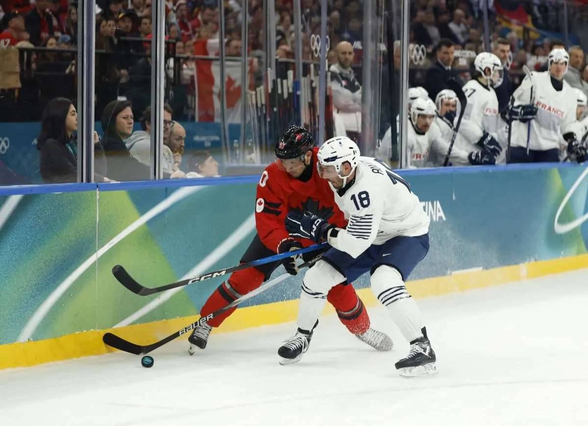 Nick Suzuki (Canada) en action face &agrave; Yohann Auvitu (France) lors d'un match de hockey sur glace masculin du groupe A pendant les Jeux olympiques d'hiver de Milan-Cortina 2026 &agrave; la patinoire Milano Santagiulia Ice Hockey Arena.