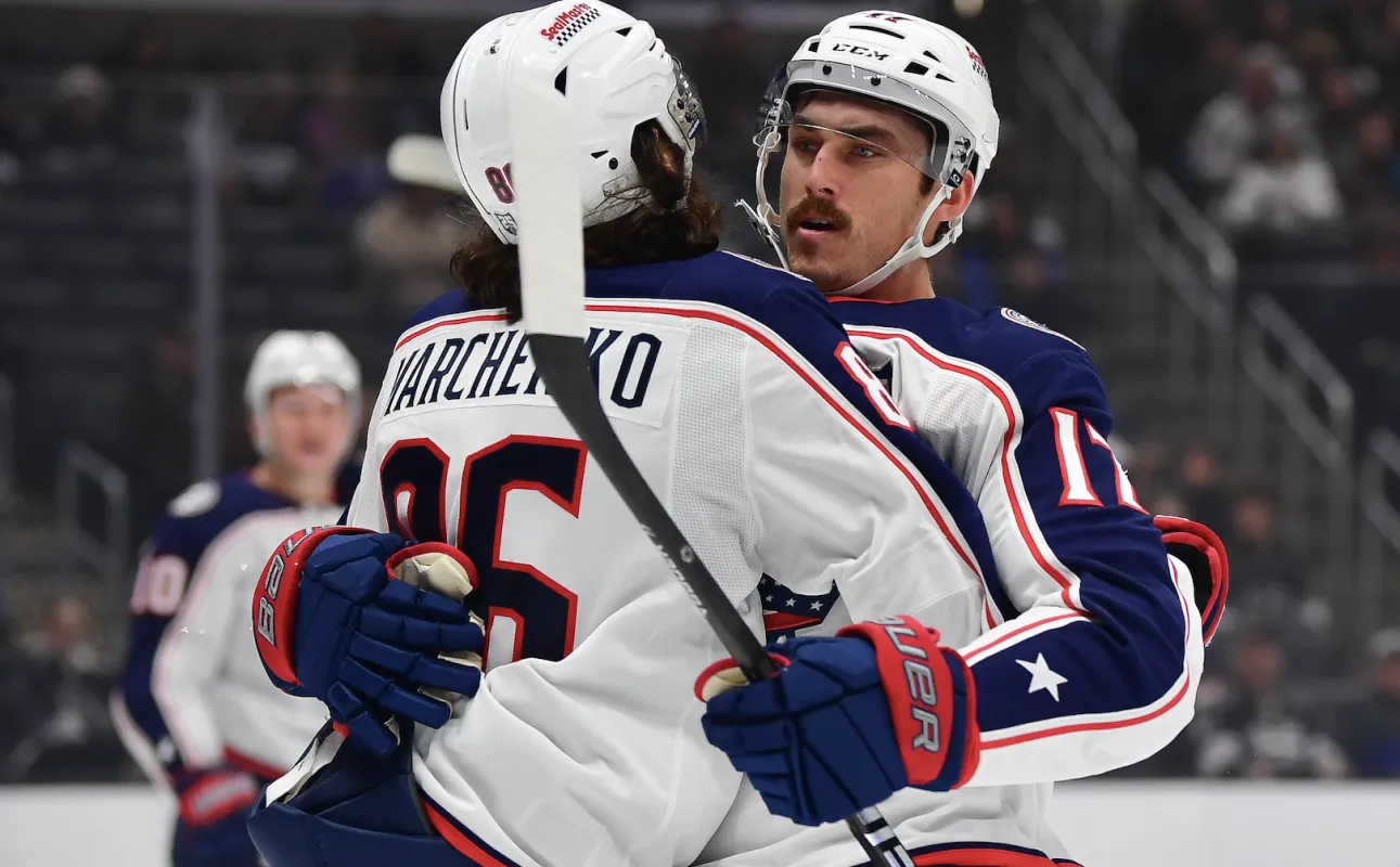 Mason Marchment (17), ailier gauche des Columbus Blue Jackets, c&eacute;l&egrave;bre son but marqu&eacute; contre les Los Angeles Kings avec Kirill Marchenko (86), ailier droit, lors de la premi&egrave;re p&eacute;riode &agrave; la Crypto.com Arena.