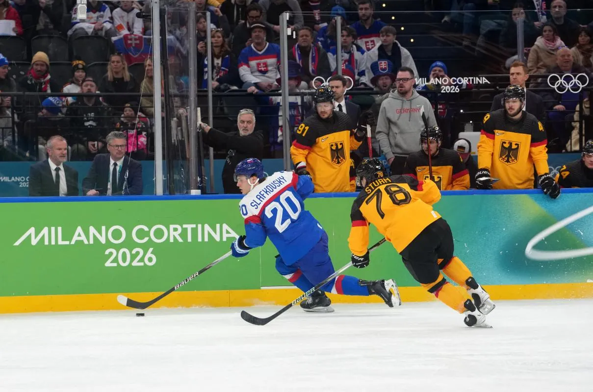 Juraj Slafkovsky (Slovaquie) en action face &agrave; Nico Sturm (Allemagne) lors d'un quart de finale masculin de hockey sur glace pendant les Jeux olympiques d'hiver Milano Cortina 2026 &agrave; la Milano Santagiulia Ice Hockey Arena.