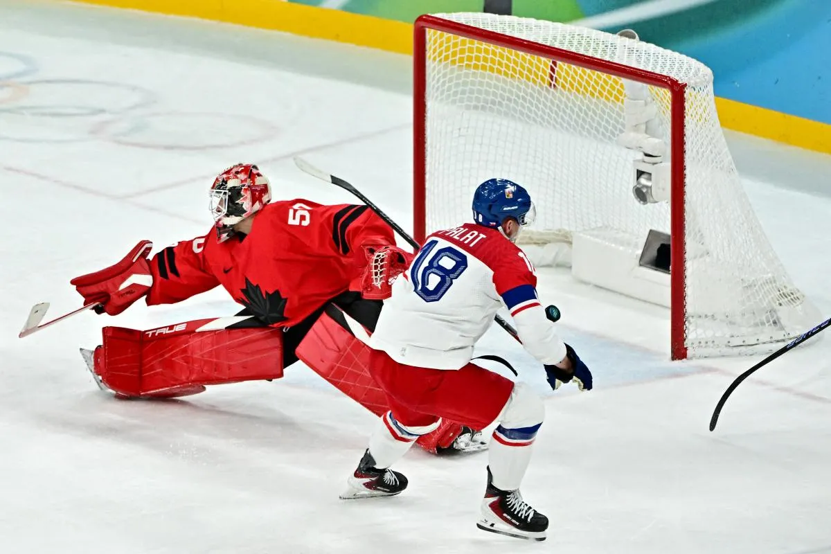 Ondrej Palat, de la R&eacute;publique tch&egrave;que, marque le troisi&egrave;me but de son &eacute;quipe face &agrave; Jordan Binnington, du Canada, lors d'un quart de finale masculin de hockey sur glace pendant les Jeux olympiques d'hiver de Milan-Cortina 2026, &agrave; la patinoire Milano Santagiulia Ice Hockey Arena.