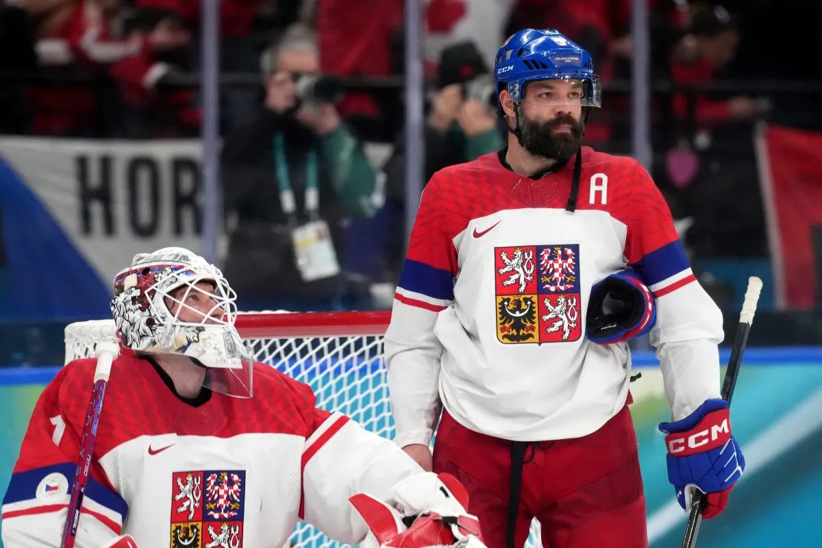 Lukas Dostal et Radko Gudas, de la R&eacute;publique tch&egrave;que, semblent abattus apr&egrave;s que Mitch Marner, du Canada, ait marqu&eacute; le quatri&egrave;me but en prolongation, remportant ainsi le match lors des quarts de finale masculins de hockey sur glace des Jeux olympiques d'hiver Milano Cortina 2026, &agrave; la Milano Santagiulia Ice Hockey Arena.