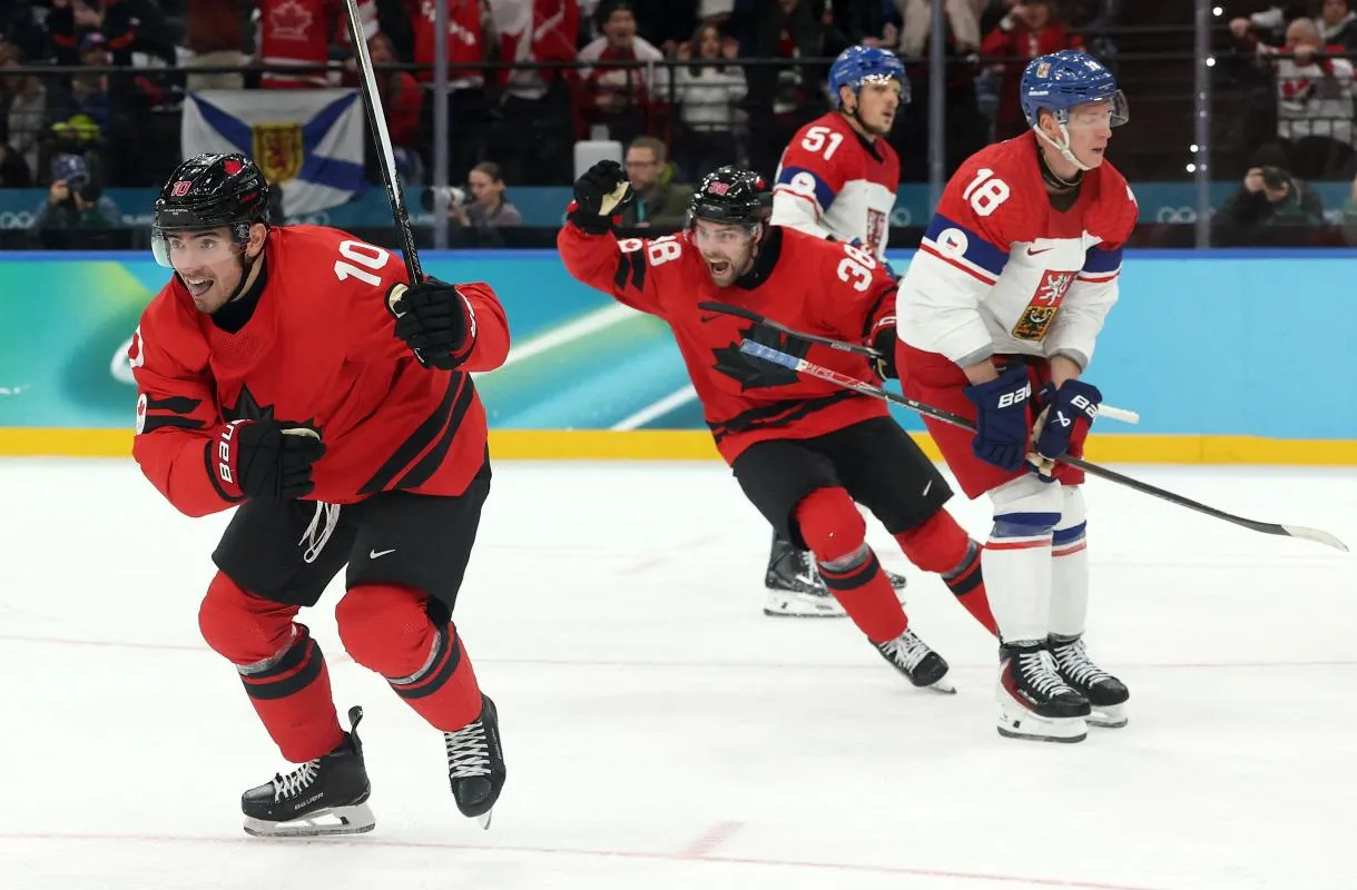 Nick Suzuki, du Canada, c&eacute;l&egrave;bre apr&egrave;s avoir marqu&eacute; le troisi&egrave;me but contre la Tch&eacute;quie lors du quart de finale masculin de hockey sur glace des Jeux olympiques d'hiver Milano Cortina 2026 &agrave; la Milano Santagiulia Ice Hockey Arena.