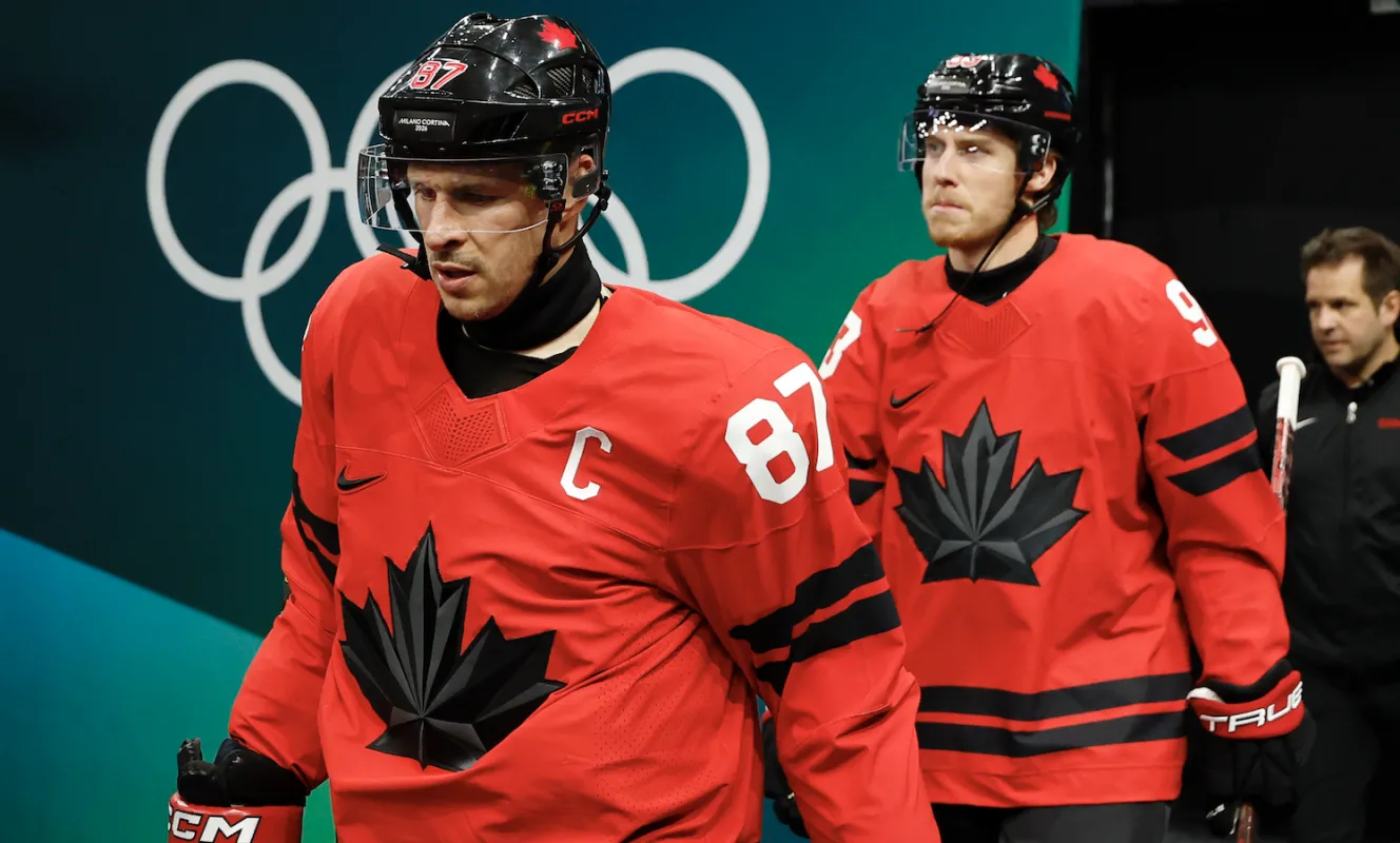 Sidney Crosby, du Canada, s'avance sur la glace avant un quart de finale masculin de hockey sur glace lors des Jeux olympiques d'hiver de Milan-Cortina 2026, &agrave; la patinoire Milano Santagiulia Ice Hockey Arena.
