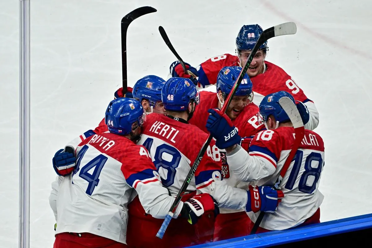 Ondrej Palat, de la R&eacute;publique tch&egrave;que, c&eacute;l&egrave;bre son troisi&egrave;me but avec ses co&eacute;quipiers contre le Canada lors du quart de finale masculin de hockey sur glace des Jeux olympiques d'hiver Milano Cortina 2026, &agrave; la Milano Santagiulia Ice Hockey Arena.