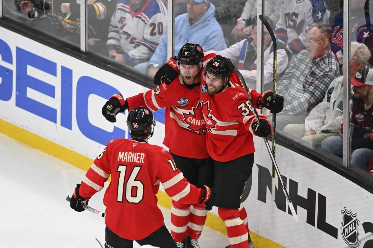 L'attaquant canadien Sam Bennett (9) c&eacute;l&egrave;bre son but avec les attaquants Brandon Hagel (38) et Mitch Marner (16) contre l'&eacute;quipe am&eacute;ricaine lors de la deuxi&egrave;me p&eacute;riode du match de championnat de hockey sur glace 4 Nations Face-Off au TD Garden.