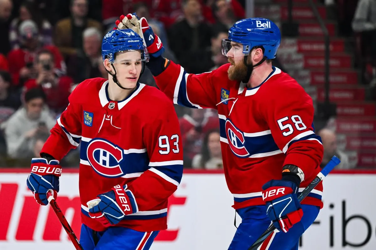 Le d&eacute;fenseur des Canadiens de Montr&eacute;al David Savard (58) f&eacute;licite l'ailier droit Ivan Demidov (93) apr&egrave;s son premier but en carri&egrave;re dans la LNH contre les Blackhawks de Chicago au cours de la premi&egrave;re p&eacute;riode au Centre Bell.