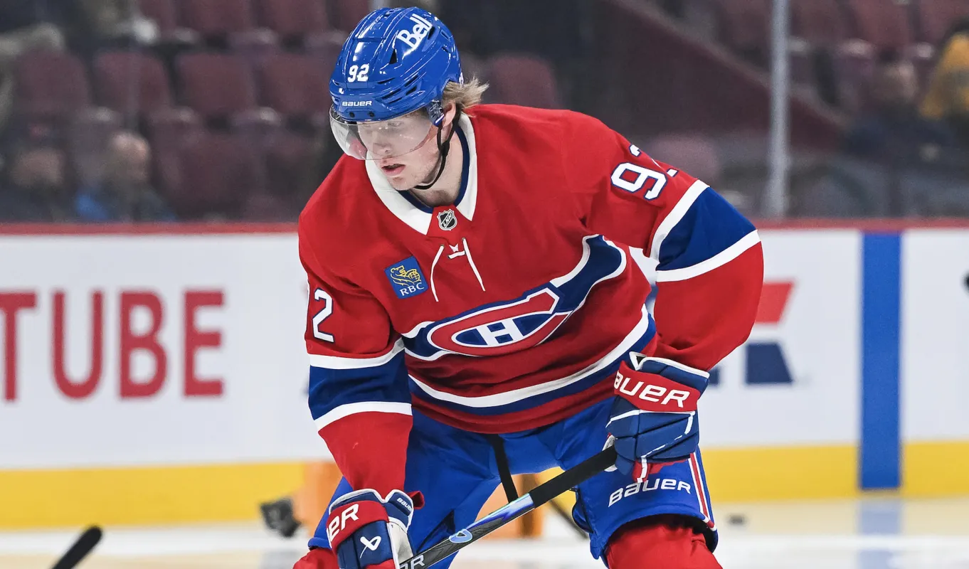 L'ailier droit des Canadiens de Montr&eacute;al, Patrik Laine (92), patine avec un palet pendant l'&eacute;chauffement avant le match contre les Predators de Nashville au Centre Bell.