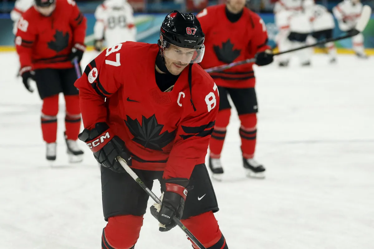 Sidney Crosby, du Canada, pendant l'&eacute;chauffement avant le match contre la Suisse dans le groupe A du tournoi masculin de hockey sur glace des Jeux olympiques d'hiver Milano Cortina 2026, &agrave; la Milano Santagiulia Ice Hockey Arena.