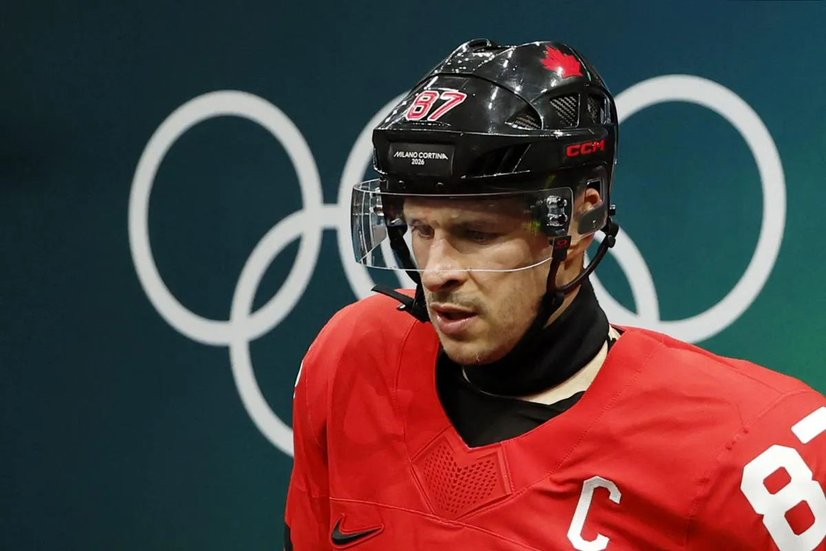 Sidney Crosby (Canada) entre sur la glace avant un quart de finale de hockey sur glace masculin lors des Jeux olympiques d'hiver de Milan-Cortina 2026 &agrave; la patinoire de Milan-Santagiulia.