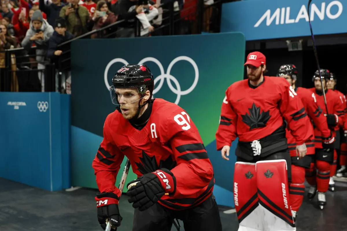 Connor McDavid, du Canada, s'avance sur la glace avant un quart de finale masculin de hockey sur glace lors des Jeux olympiques d'hiver de Milan-Cortina 2026, &agrave; la patinoire Milano Santagiulia Ice Hockey Arena.