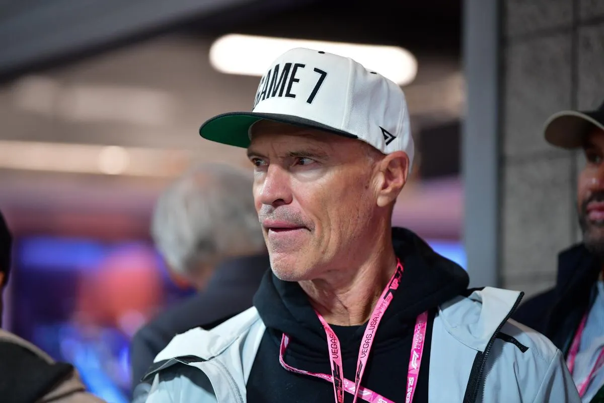l'ancien joueur de hockey Mark Messier assiste au Grand Prix de Las Vegas sur le circuit Las Vegas Strip.