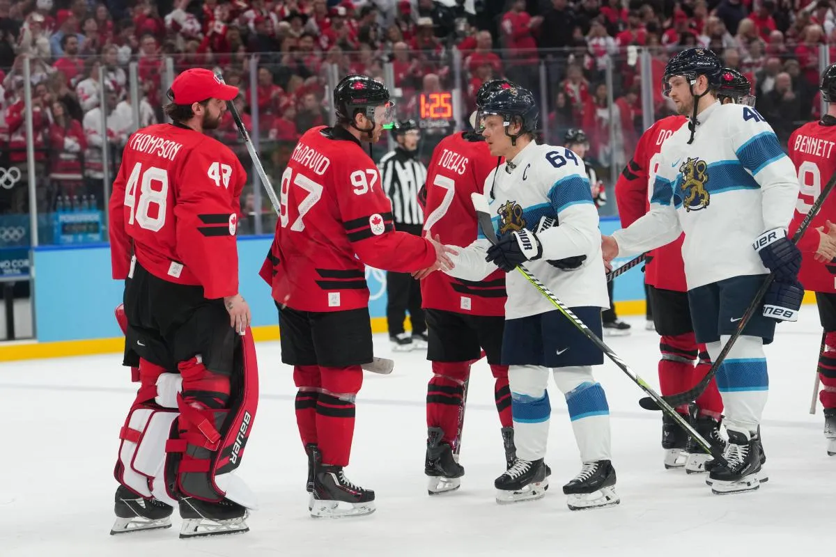 Connor McDavid (97) du Canada salue Mikael Granlund (64) de Finlande sur la glace apr&egrave;s le match lors d'une demi-finale masculine de hockey sur glace pendant les Jeux olympiques d'hiver Milano Cortina 2026 &agrave; la Milano Santagiulia Ice Hockey Arena.