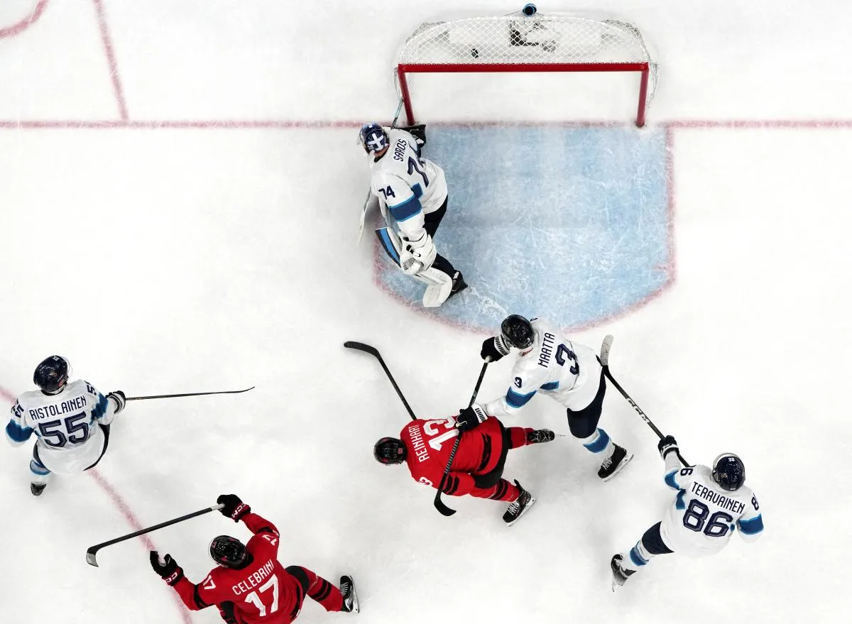 Nathan MacKinnon (Canada) marque le troisi&egrave;me but de son &eacute;quipe face &agrave; Juuse Saros (Finlande) en demi-finale de hockey sur glace masculin des Jeux olympiques d'hiver de Milan-Cortina 2026, &agrave; la patinoire de Milan-Santagiulia.