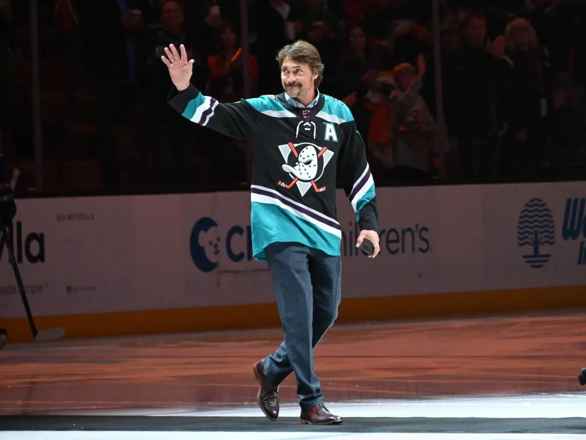 Teemu Selanne, ancien joueur des Anaheim Ducks, salue la foule avant de lancer la premi&egrave;re rondelle c&eacute;r&eacute;monielle avant le match de la LNH contre les Canucks de Vancouver au Honda Center.