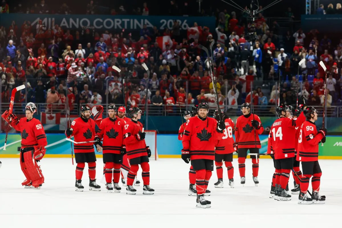 Le Canada c&eacute;l&egrave;bre sa victoire apr&egrave;s le match contre la Finlande en demi-finale masculine de hockey sur glace lors des Jeux olympiques d'hiver Milano Cortina 2026 &agrave; la Milano Santagiulia Ice Hockey Arena.