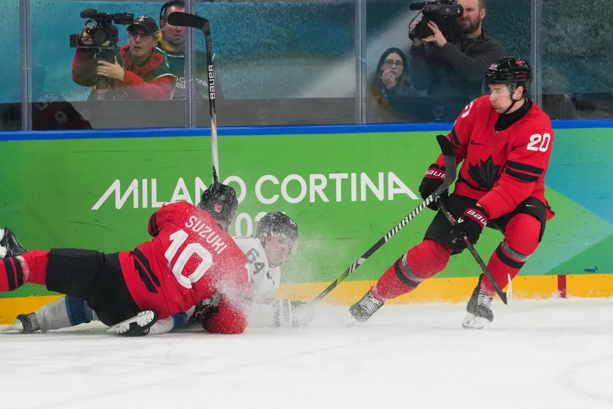 Nick Suzuki (10) du Canada et Mikael Granlund (64) de la Finlande entrent en collision pendant la premi&egrave;re p&eacute;riode d'une demi-finale masculine de hockey sur glace lors des Jeux olympiques d'hiver de Milan-Cortina 2026 &agrave; la patinoire Milano Santagiulia Ice Hockey Arena.