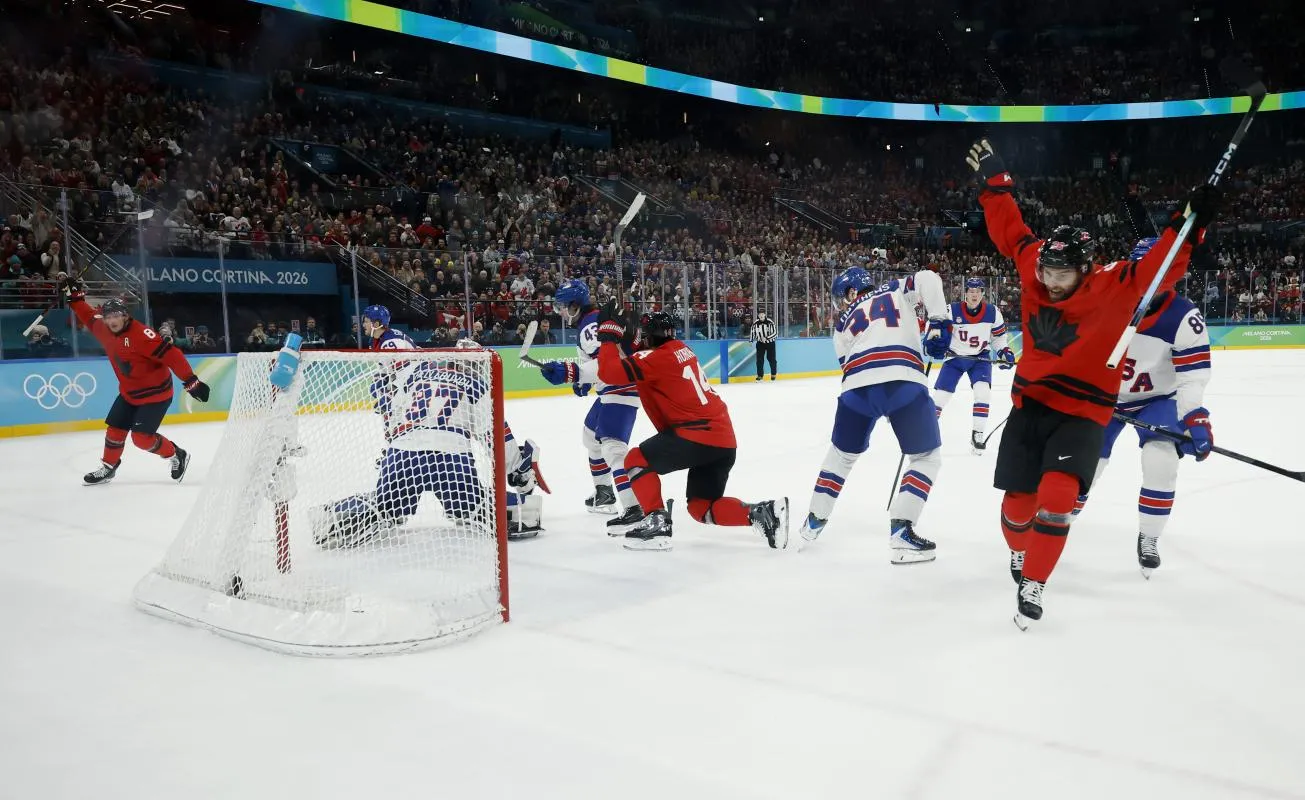 Cale Makar (8) du Canada c&eacute;l&egrave;bre apr&egrave;s avoir marqu&eacute; un but contre Connor Hellebuyck (37) des &Eacute;tats-Unis lors du match pour la m&eacute;daille d'or masculine de hockey sur glace pendant les Jeux olympiques d'hiver de Milan-Cortina 2026 &agrave; la patinoire Milano Santagiulia Ice Hockey Arena.