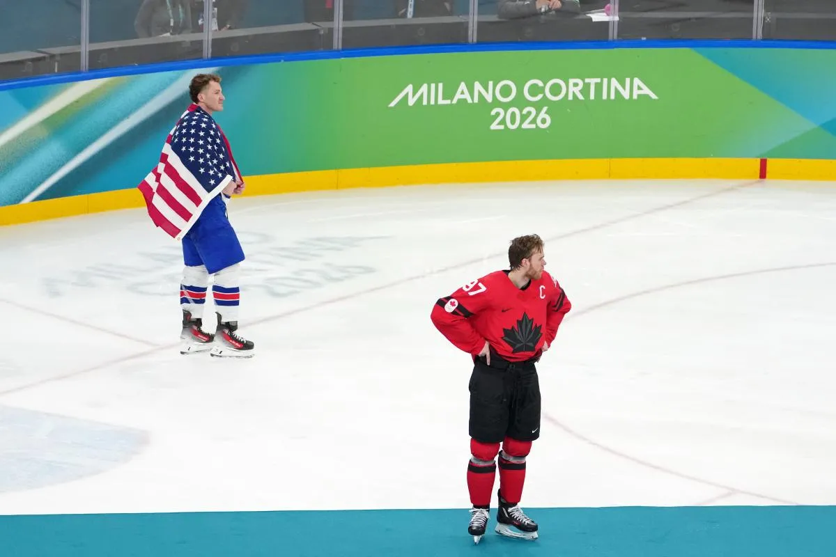 Matthew Tkachuk (&Eacute;tats-Unis) et Connor McDavid (Canada) r&eacute;agissent apr&egrave;s la finale masculine de hockey sur glace des Jeux olympiques d'hiver Milano Cortina 2026 &agrave; la Milano Santagiulia Ice Hockey Arena.