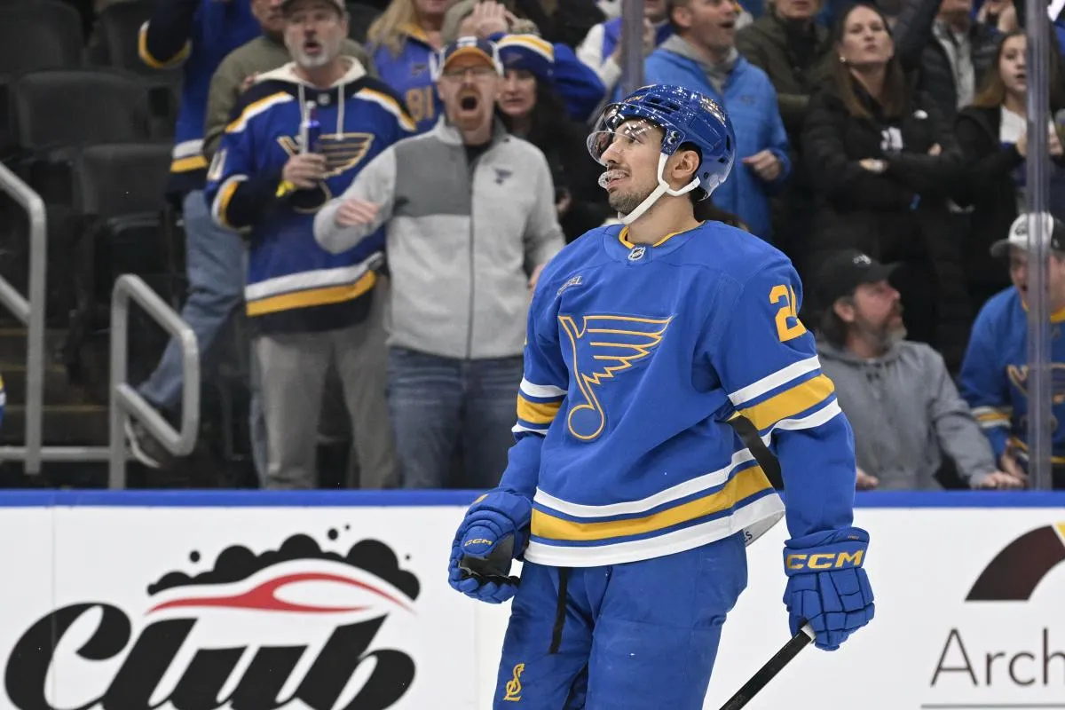 Jordan Kyrou (25), ailier droit des Blues de Saint-Louis, observe le match pendant les prolongations contre le Lightning de Tampa Bay &agrave; l'Enterprise Center.
