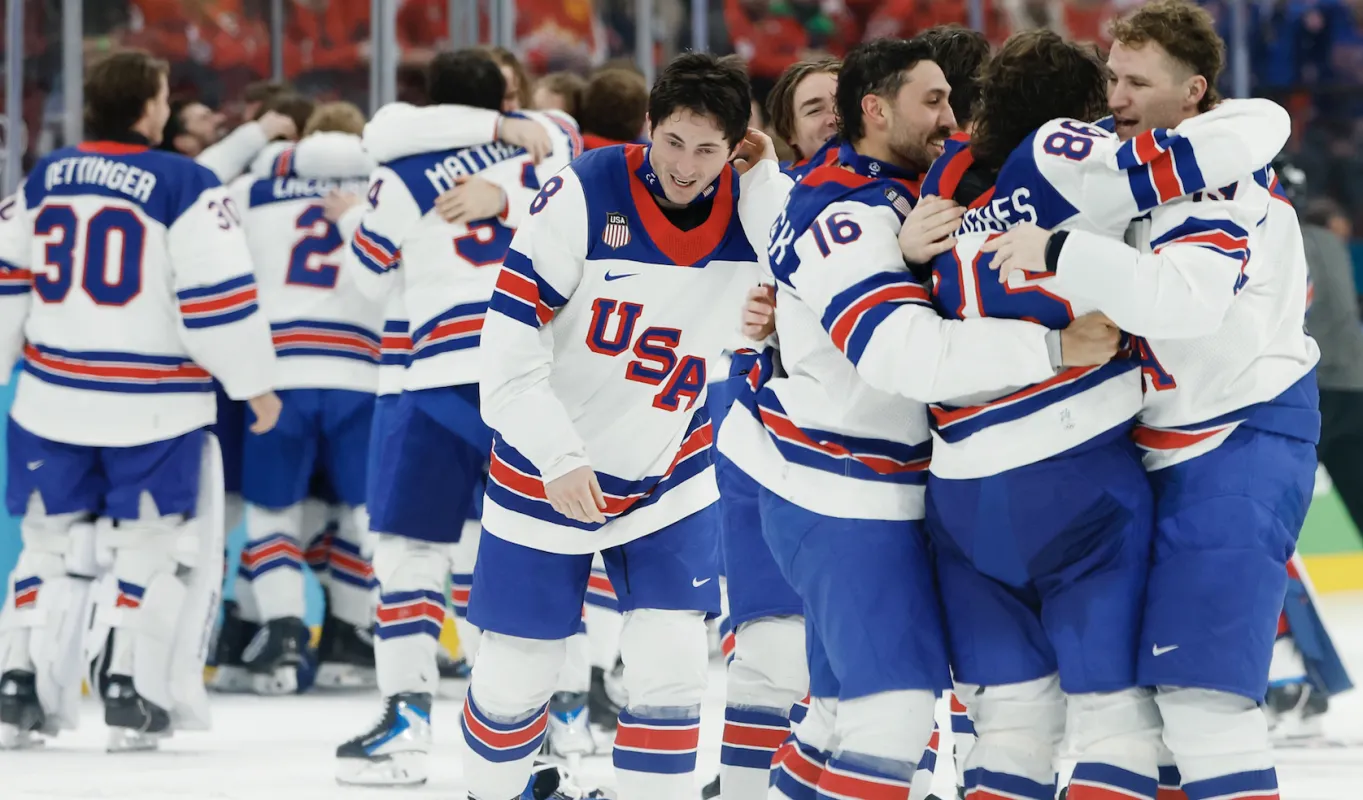 Les joueurs am&eacute;ricains c&eacute;l&egrave;brent apr&egrave;s que Jack Hughes (86) des &Eacute;tats-Unis ait marqu&eacute; le but d&eacute;cisif contre le Canada lors du match pour la m&eacute;daille d'or masculine de hockey sur glace pendant les Jeux olympiques d'hiver de Milan-Cortina 2026 &agrave; la patinoire Milano Santagiulia Ice Hockey Arena.