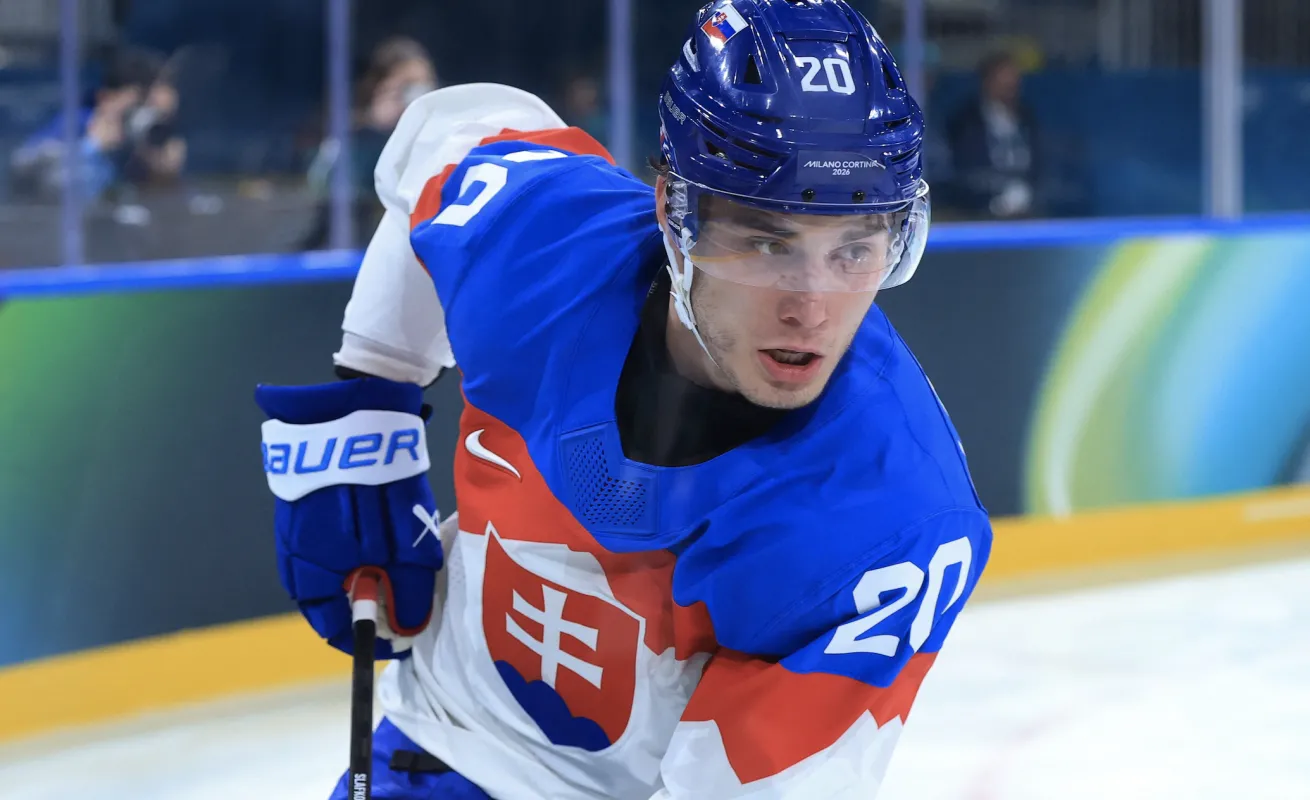 Juraj Slafkovsky, de Slovaquie, en action lors d'un match de hockey sur glace masculin du groupe B pendant les Jeux olympiques d'hiver de Milan-Cortina 2026, &agrave; la patinoire Milano Rho Ice Hockey Arena.