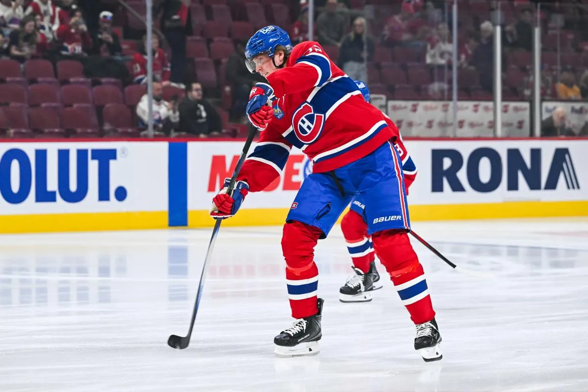 L'ailier droit des Canadiens de Montr&eacute;al, Patrik Laine (92), tire une rondelle pendant l'&eacute;chauffement avant le match contre les Predators de Nashville au Centre Bell.