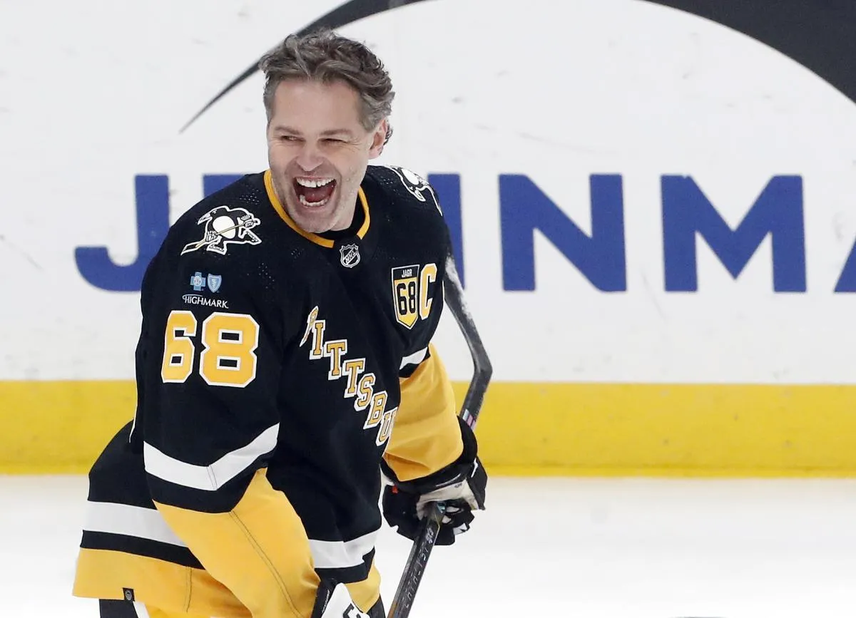L'ancien ailier droit des Penguins de Pittsburgh, Jaromir Jagr (68), r&eacute;agit pendant l'&eacute;chauffement contre les Kings de Los Angeles &agrave; la PPG Paints Arena. Les Kings ont remport&eacute; le match 2-1.