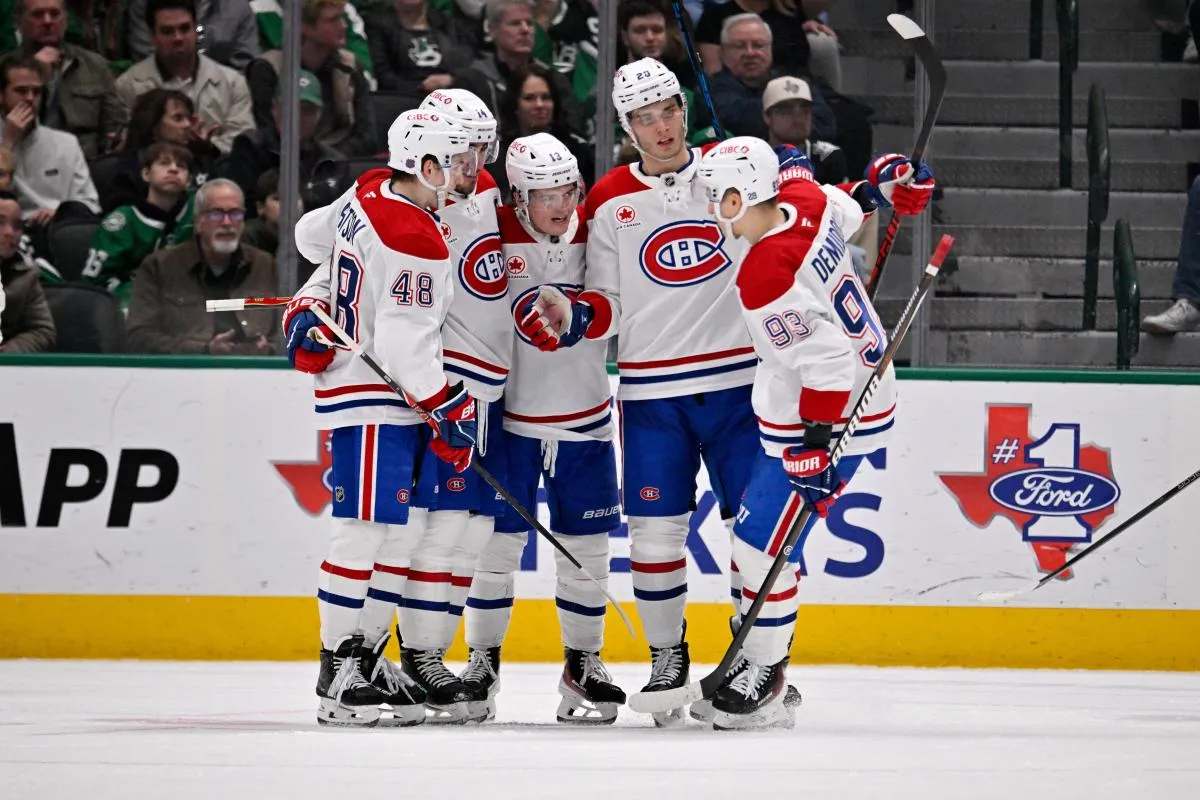 le d&eacute;fenseur Lane Hutson (48), le centre Nick Suzuki (14), l'ailier droit Cole Caufield (13), l'ailier gauche Juraj Slafkovsky (20) et l'ailier droit Ivan Demidov (93) des Canadiens de Montr&eacute;al c&eacute;l&egrave;brent un but lors du match opposant les Stars aux Canadiens au American Airlines Center.